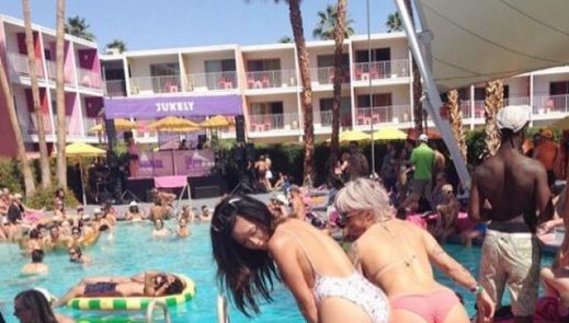 Cum au apărut două bombe sexy la ştrand. Ce se vede în spatele lor. Toţi au RÂS de ele. PENIBIL