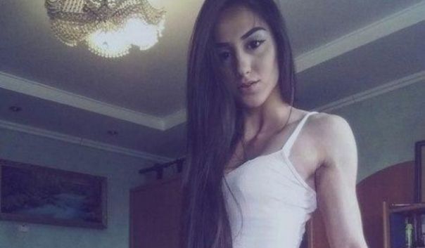 Bruneta aceasta e superbă la faţă, dar e şocant cum arată de la mijloc în jos