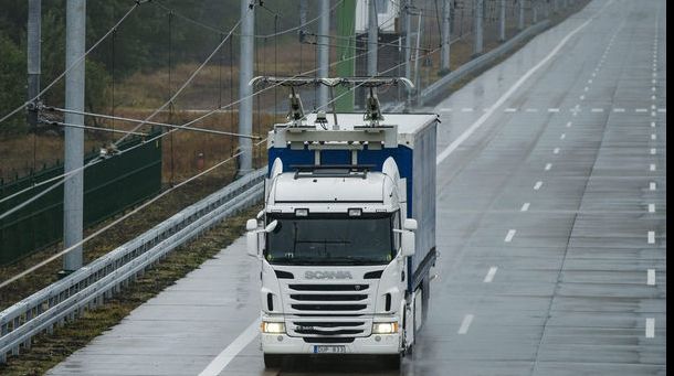 Țara care testează în premieră o autostradă dotată cu fire electrice pentru alimentarea camioanelor