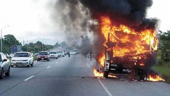 Un camion cu 800 de butelii a luat foc pe DN2. Mai multe explozii s-au auzit la locul incendiului