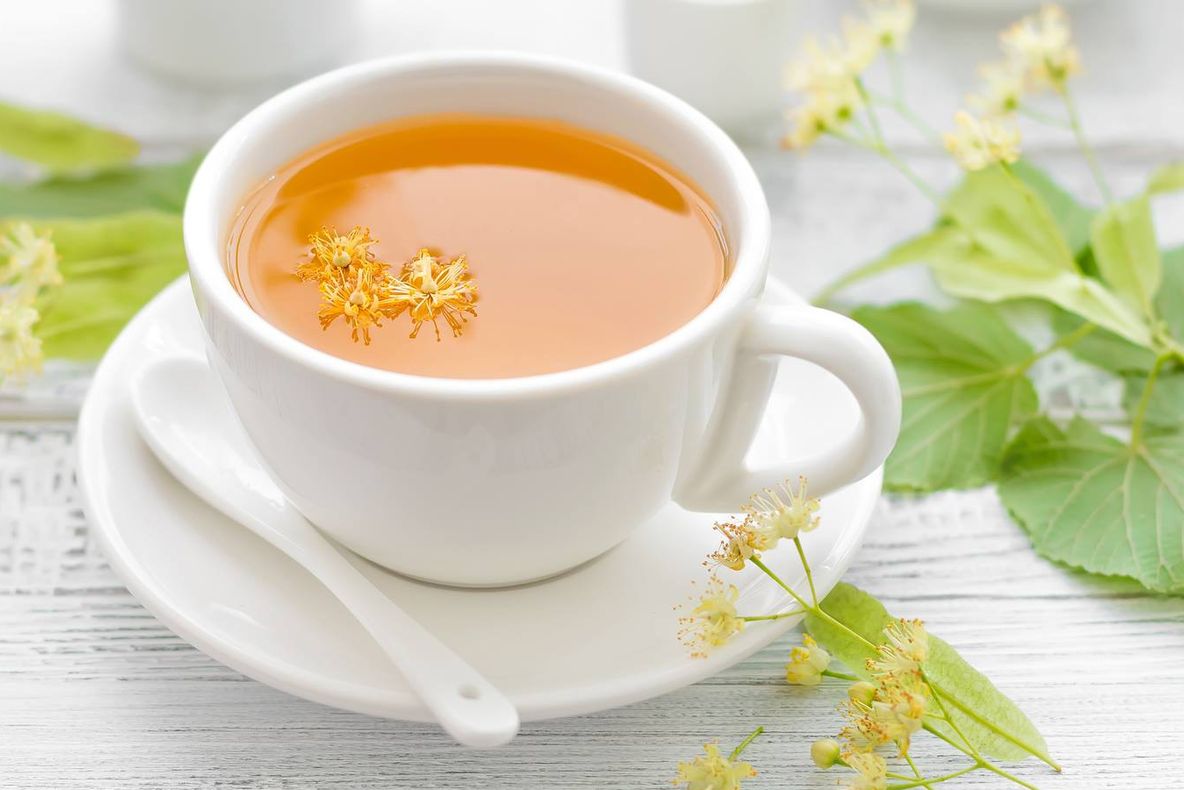 A pus bicarbonat într-o cană cu ceai din flori de tei. Efectele, incredibile!