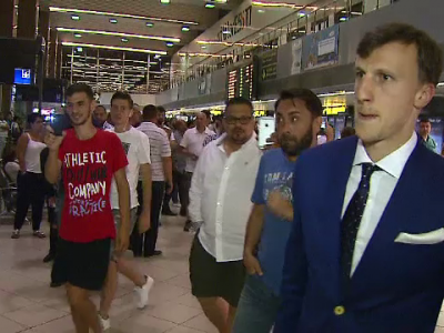  EURO 2016. ŞOC pentru tricolori pe aeroport, la sosire. A ieşit urât. Suporterii furioşi au...