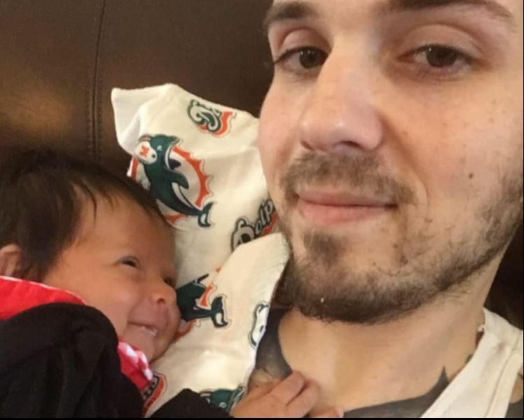 S-a filmat în timp ce-şi alăptează fiica. O nebunie! Imaginile au devenit virale