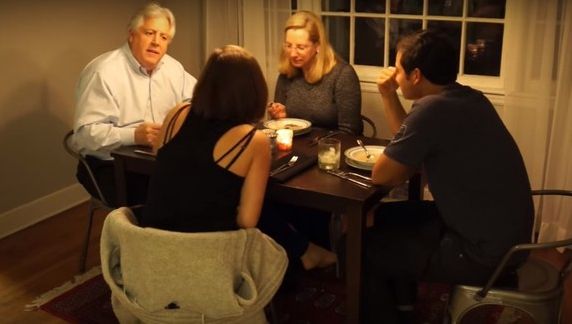 Părea o cină obișnuită. Preparase ceva special! La masă i-a rugat să ridice lingurile. Ce a urmat