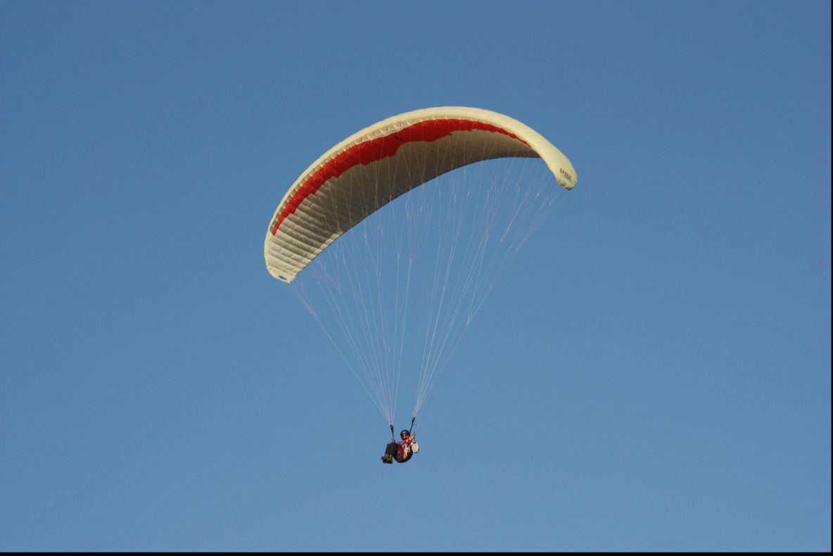 Bărbat prăbușit cu parapanta în mare, la Constanța