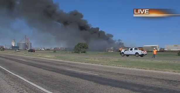 Coliziune violentă între două trenuri! Mai multe vagoane au sărit de pe şine, altele au luat foc