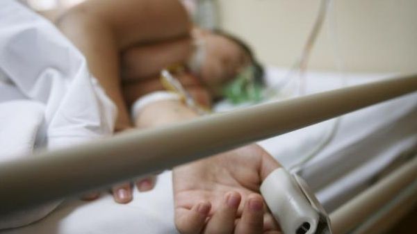 Băieţel de 10 ani, în comă alcoolică la Spitalul de Copii din Galaţi. Cu cine băuse