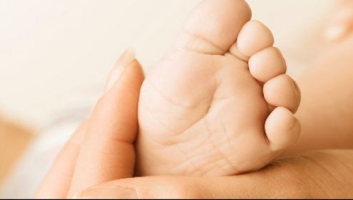 Medicii, uimiţi de semnul care i-a apărut unui bebeluş pe frunte, după naştere FOTO