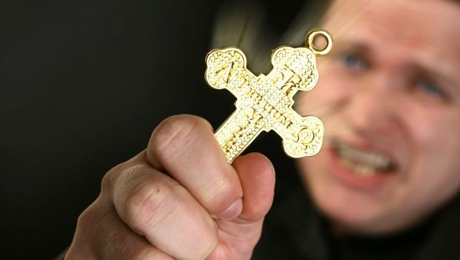 Ritual de exorcizare la moaştele Sfintei Cuvioase Parascheva. IMAGINI ŞOCANTE