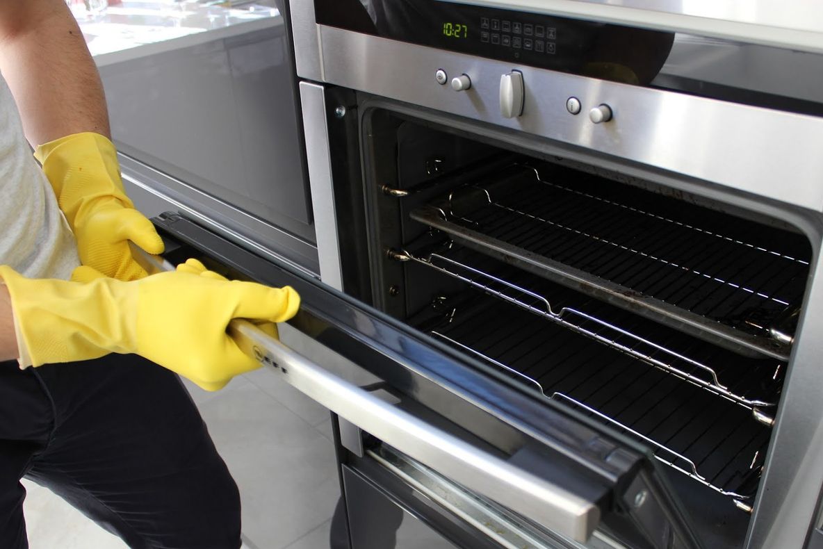 Cum să cureți cuptorul fără efort, cu un singur produs ieftin