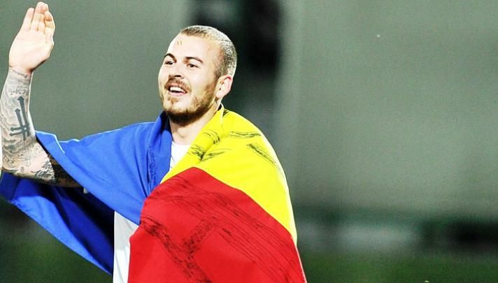 Denis Alibec, scos pe targă de pe teren la meciul cu Albania