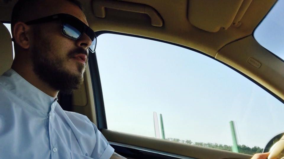 Denis Alibec, prins fumând ţigară după ţigară 