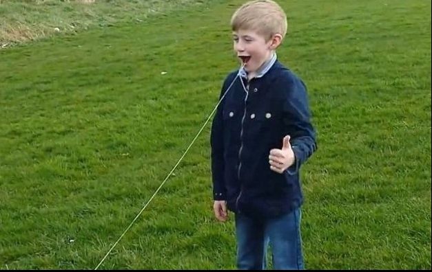 Un bărbat a folosit elicopterul pentru a-i scoate dintele fiului său. Imaginile sunt virale 