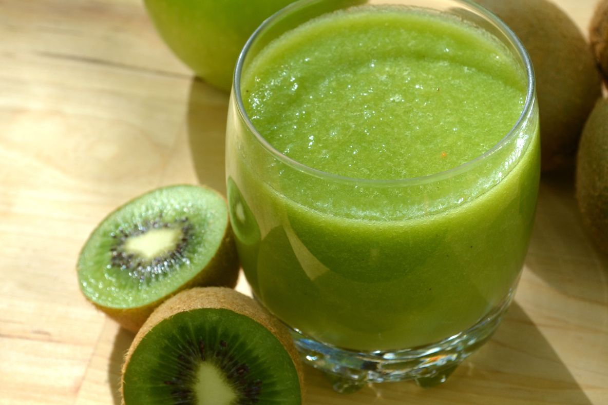Beneficii neștiute ale sucului de kiwi. Ce boli vindecă