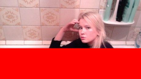 Cum s-a pozat blonda asta în cadă! A fost așa mândră de ea, dar n-a reușit decât să se facă de râs