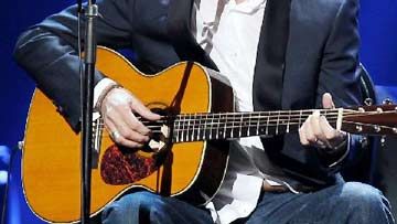 Un cântăreţ celebru, DEZVĂLUIRE despre boala lui: "Se simte ca şi când ai suferi şocuri electrice"