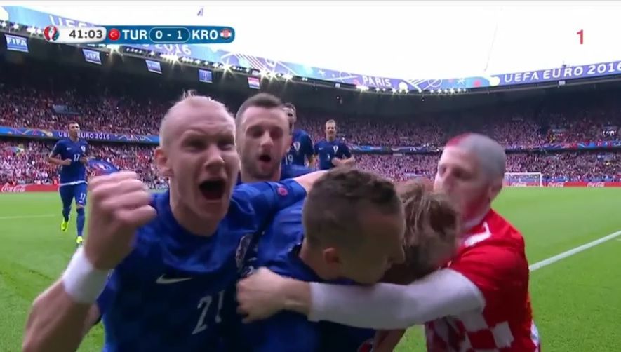 EURO 2016. CROAŢIA-TURCIA. Un suporter a intrat pe teren pentru a sărbători golul lui Modrici
