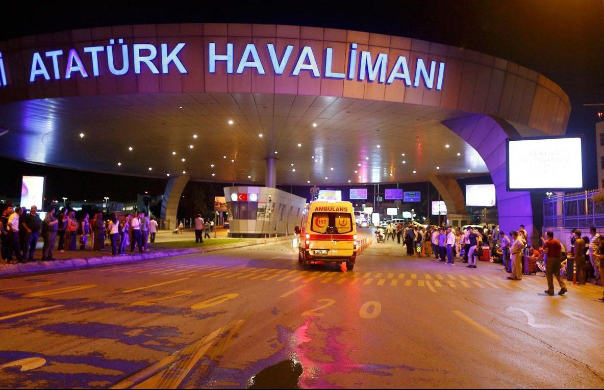 Românii blocați pe aeroportul Ataturk, după atentat, se întorc azi în țară