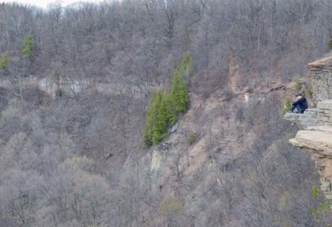 Au plecat pe munte şi au fotografiat versanţii. Când s-au uitat la poze, au ÎNGHEŢAT. Erau să moară