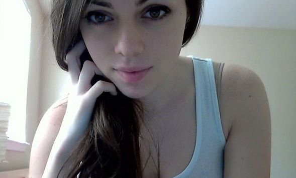 Era bucuroasă. Avea selfie-ul perfect. A descărcat poza. S-a uitat în fundal. HORROR! Trăia cu ea