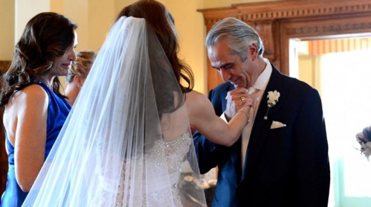 Un tată şi-a întrebat fiica dacă mai e virgină. Cum i-a arătat că e "inocentă" l-a lăsat mască