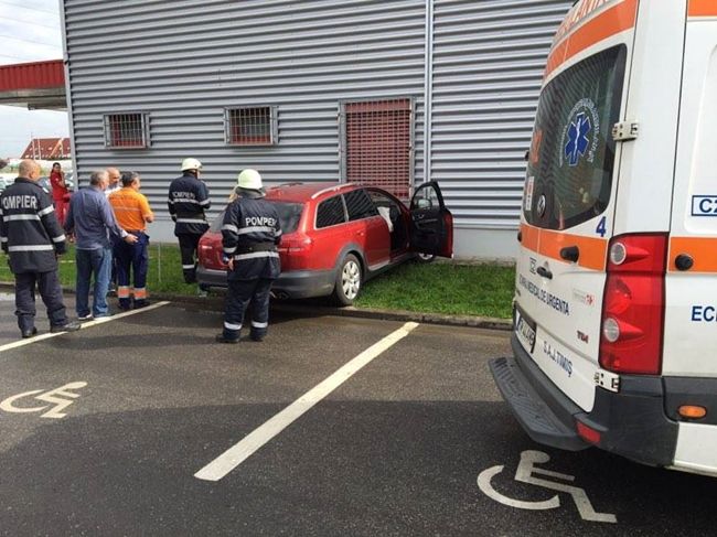 Un bărbat a intrat cu maşina într-un supermarket, luni dimineaţă