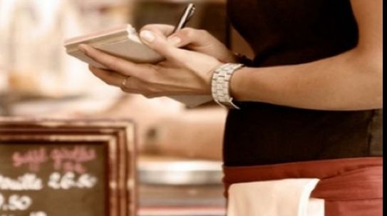 Bacşişul URIAŞ nici nu se compară cu restul cadoului primit de chelneriţă. A plâns! 