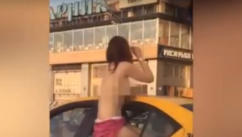 Scene XXX în trafic. Sex în taxi, sub ochii tuturor. Tânăra a ieșit pe geam. Imagini interzise 