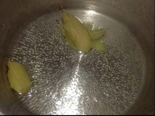 A fiert câteva foi de dafin, apoi și-a înmuiat picioarele în apă. Efectele, peste așteptări