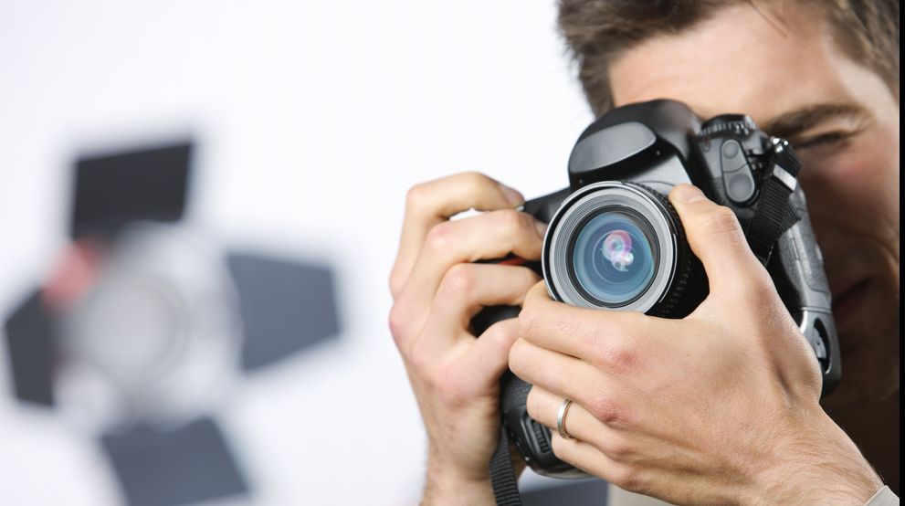 Un fotograf a convins peste 6.000 de persoane să pozeze goale în fața Parlamentului columbian