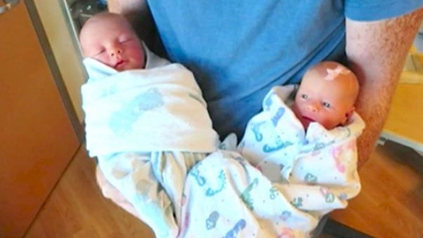 A născut gemeni perfecţi. Într-o zi blestemată, doctorii au descoperit o diferenţă înfiorătoare!