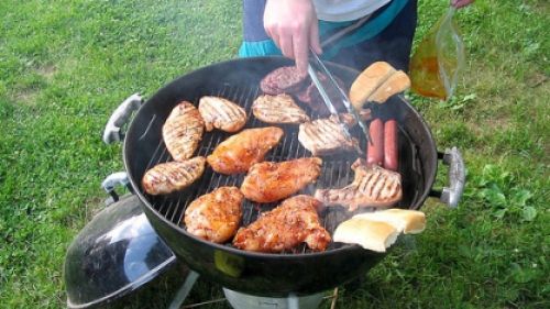 Ca-n filmele de groază. Un bărbat din Argeş n-a reuşit să aprindă focul la grătar, aşa că...