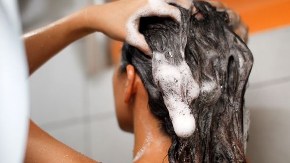 Ţi se îngraşă părul foarte repede? Iată unde greşeşti atunci când te speli pe cap