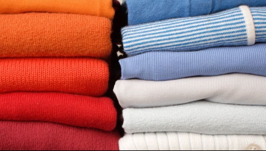 Cum poți să îți calci hainele fără fier de călcat. E soluția ideală pentru vacanțe și deplasări