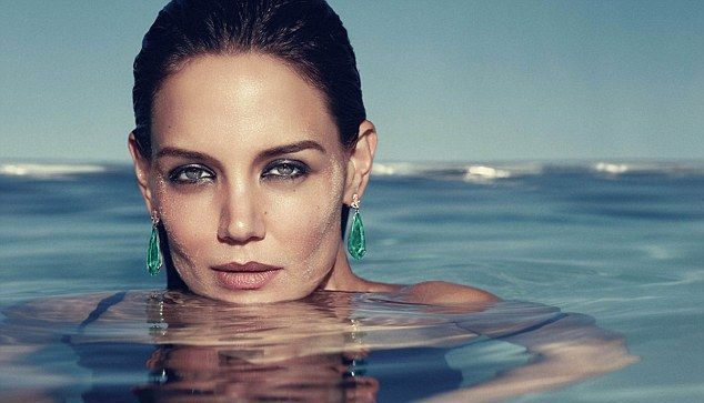 Fără inhibiţii: Katie Holmes, fosta soţie a lui Tom Cruise, a pozat goală la 37 de ani