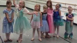 Trebuia să se îmbrace în prințesă la serbare, dar când a urcat pe scenă toți au înlemnit. Cum arăta