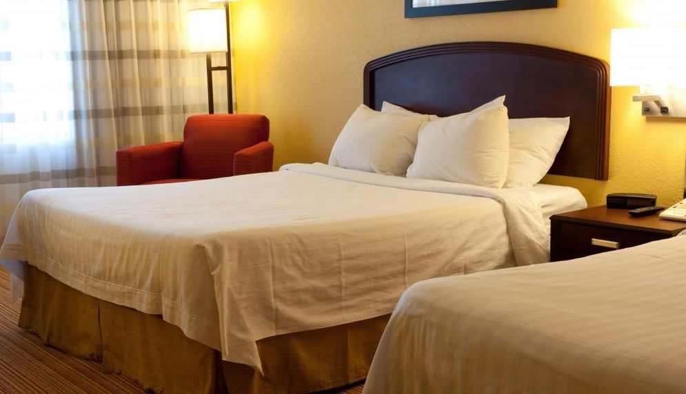 S-a cazat la hotel și s-a urcat în pat. Sub cearșaf a găsit un bilet cu conținut șocant