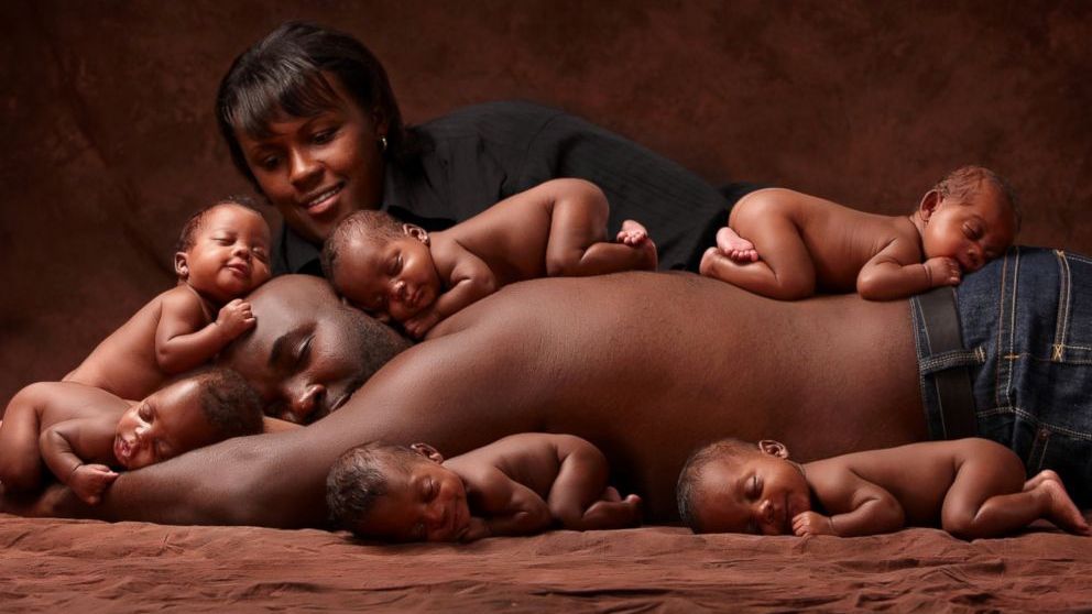 Cum arată acum sextupleții din poza care a făcut înconjurul lumii. Imaginea, recreată după 6 ani