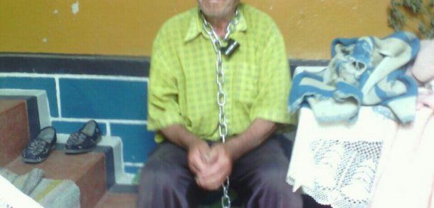 O femeie din Moldova şi-a legat soţul în lanţuri ca să nu mai meargă la băut