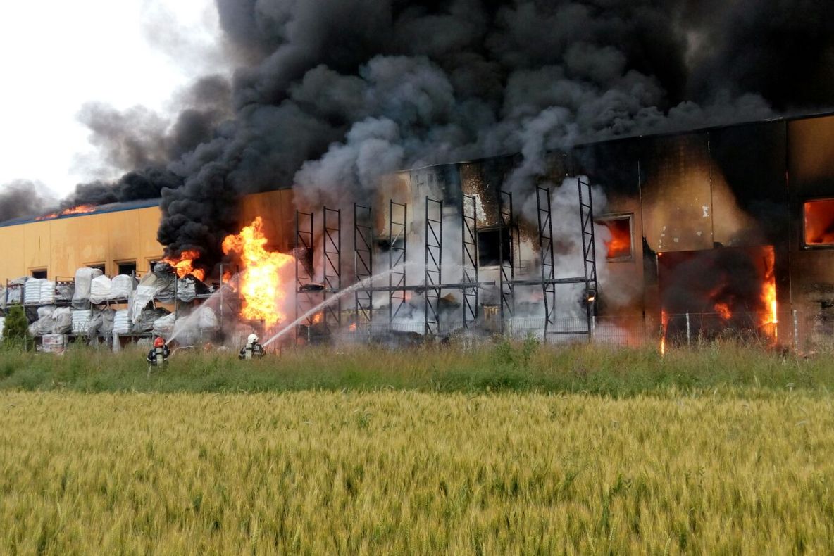 INCENDIU VIOLENT la o fabrică de încălţăminte din Jilava. Un pompier A MURIT în misiune