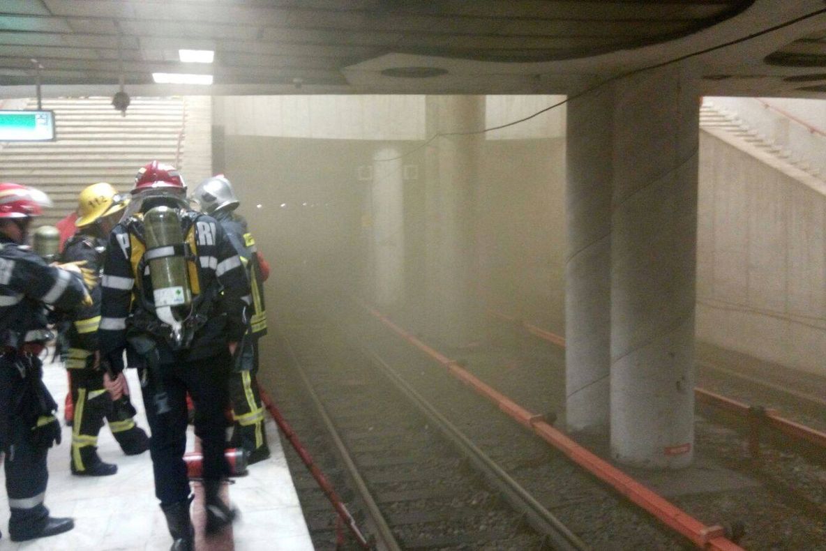 Incendiu la metrou aproape de staţia Unirii. Un tren a luat foc din mers 