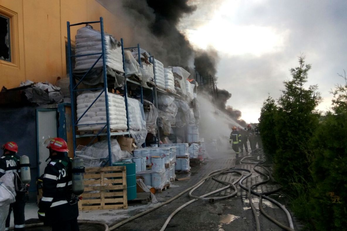 Fabrica de pantofi de la Jilava arde de 3 ZILE! Jetul de apă nu ajunge în centrul halei 
