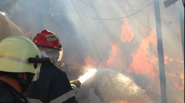 Incendiu de proporţii la groapa de gunoi de la Glina