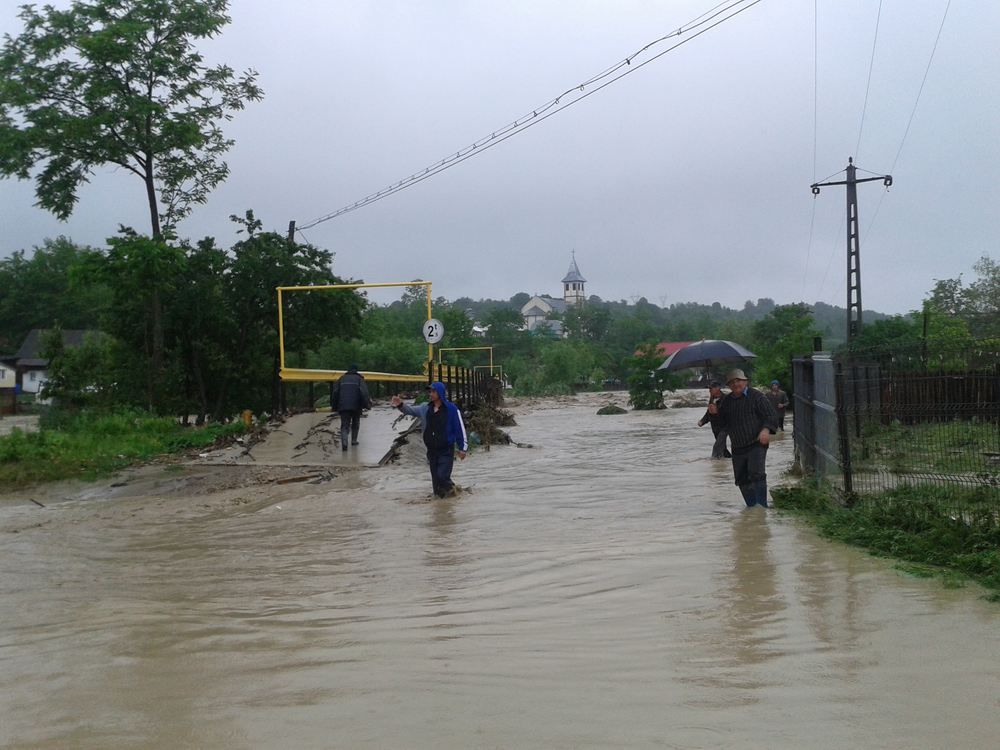 Prăpăd făcut de ploi și viituri! Un bărbat a murit în apele pârâului din localitate