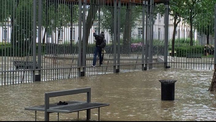 Metroul, închis din cauza ploilor