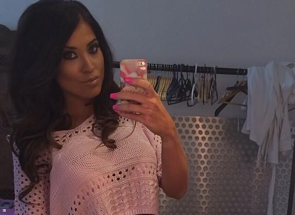 Dependentă de selfie-uri: Ce face această femeie în fiecare zi pentru a ieşi bine în poze. ŞOCANT