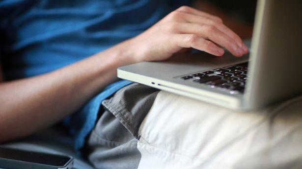 De ce e bine să lipeşti bandă pe camera laptopului. Fondatorul Facebook face acest truc 