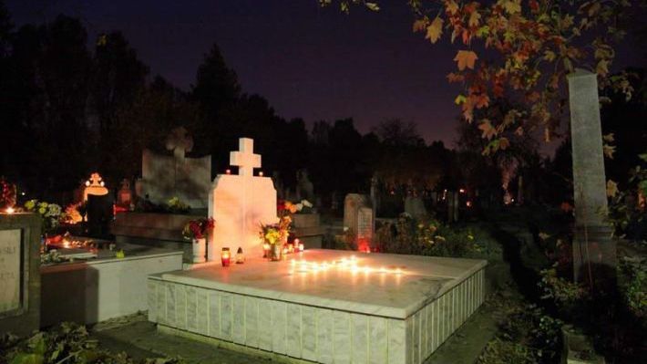 S-a dus să aprindă o lumânare la mormântul mamei lui. Ce a găsit acolo e ÎNGROZITOR!