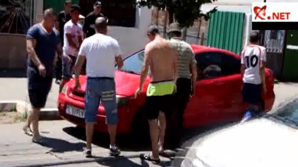 Şi-a parcat maşina, dar a blocat tot traficul. Ce au făcut ceilalţi şoferi e incredibil!