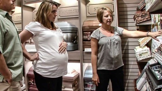 Însărcinată în 20 de săptămâni, femeia și soțul ei au început să caute coșciug pentru bebeluș